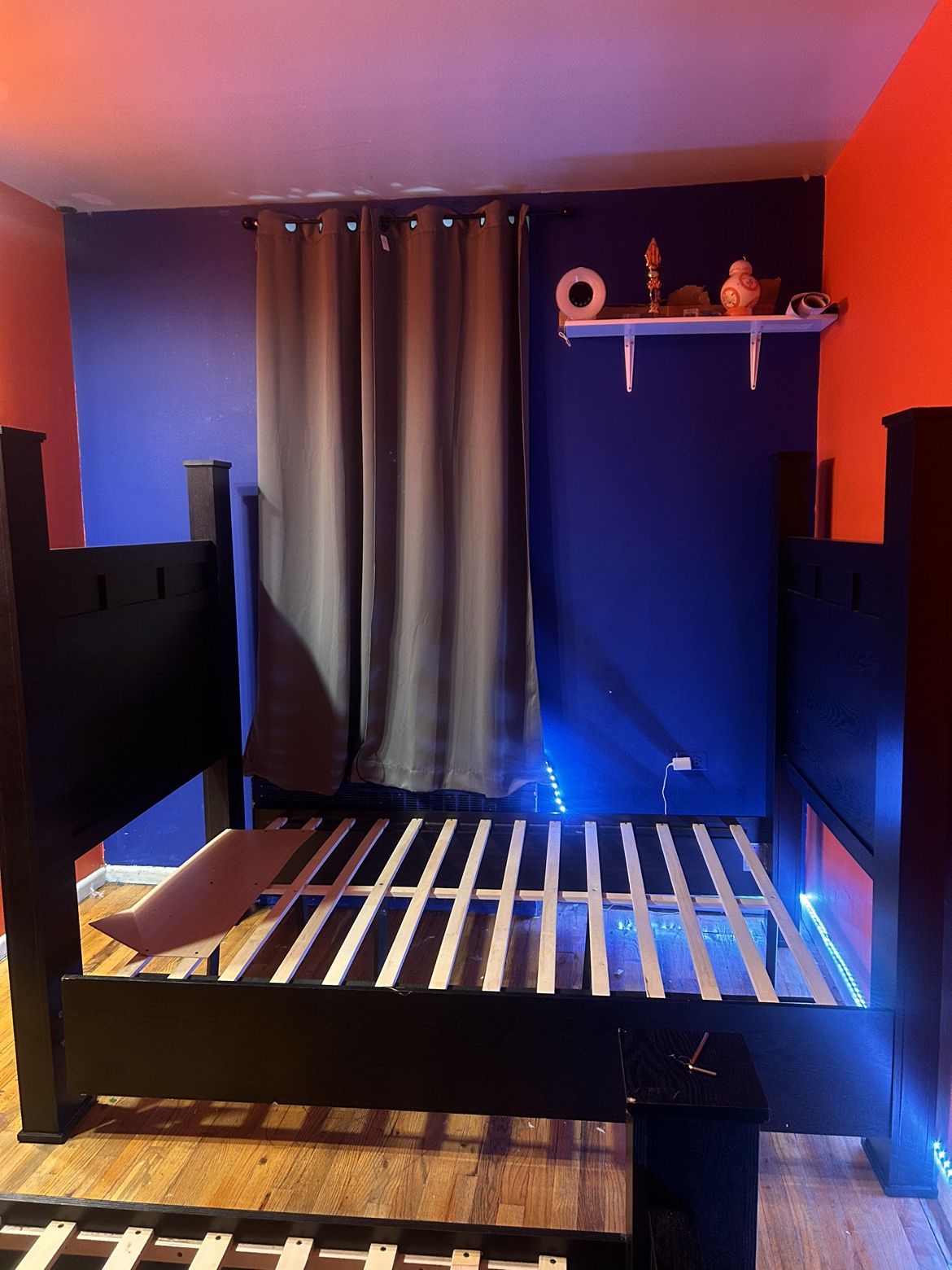Beautiful, full queen size bedframe