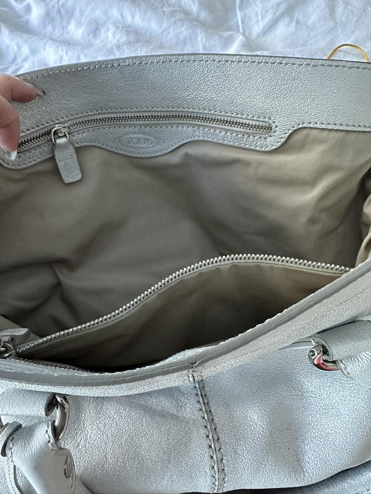 Tod’s silver tote bag image indicator(3)