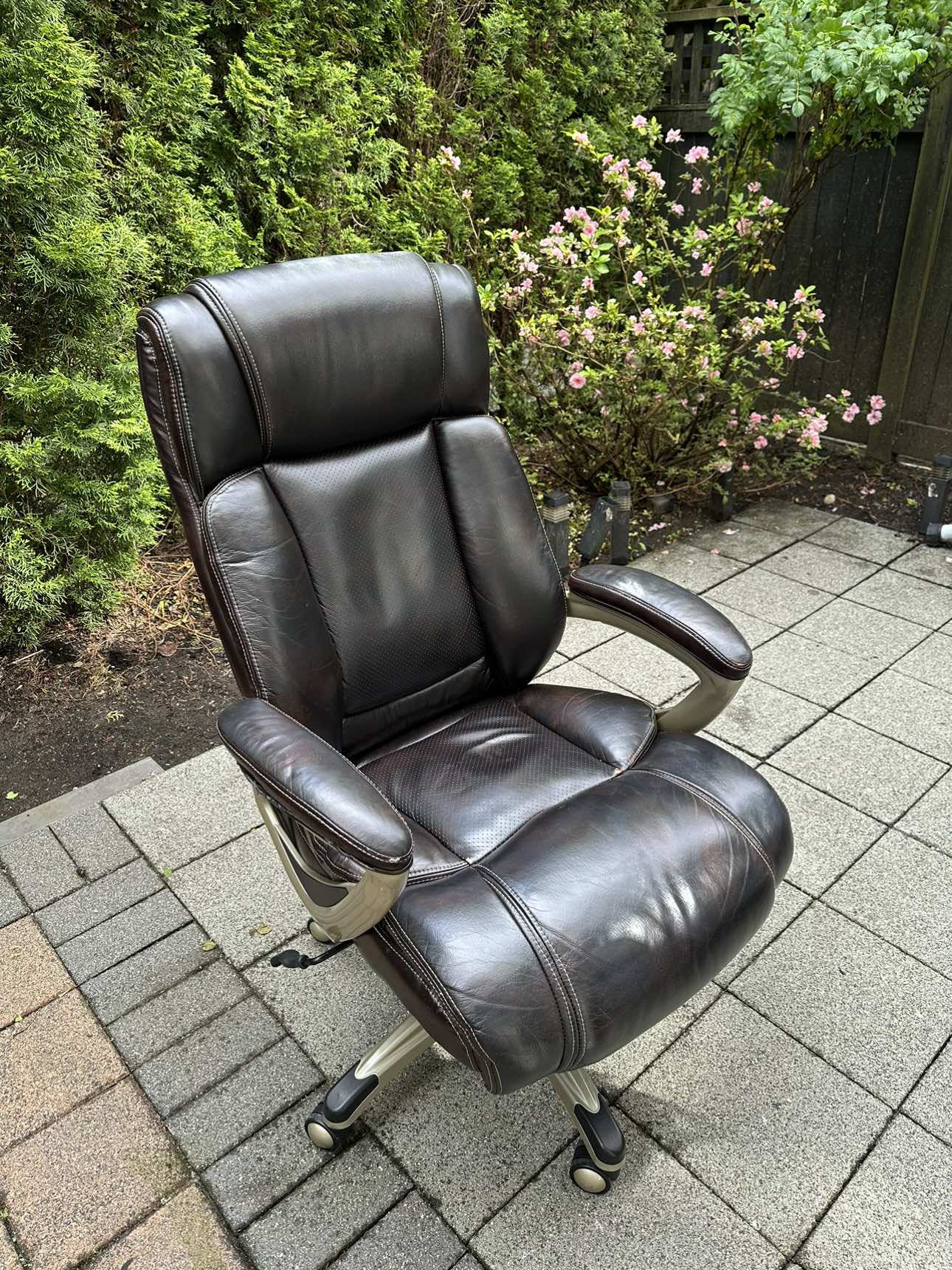 Auburn-Black Executive Leather Office Chair - photo 4
