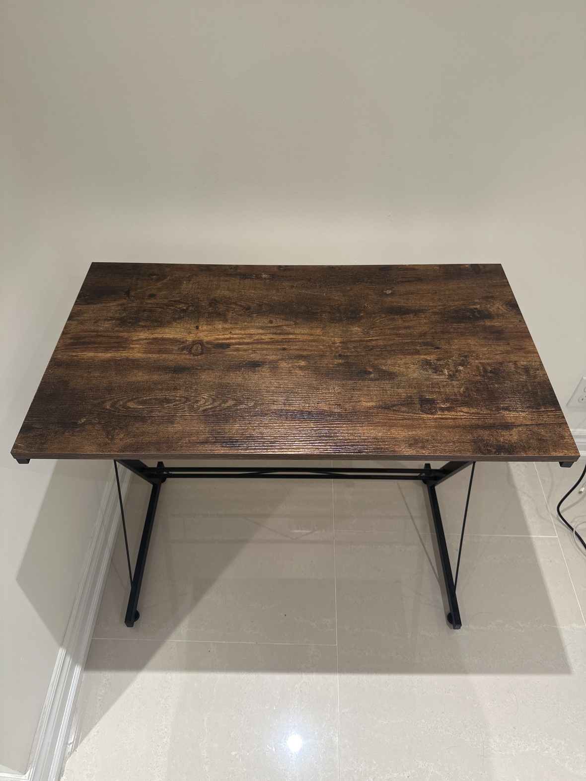 Desk - photo 2