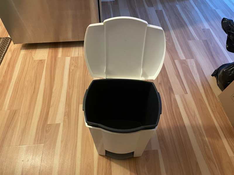 trash cans, shoe rack - photo 4