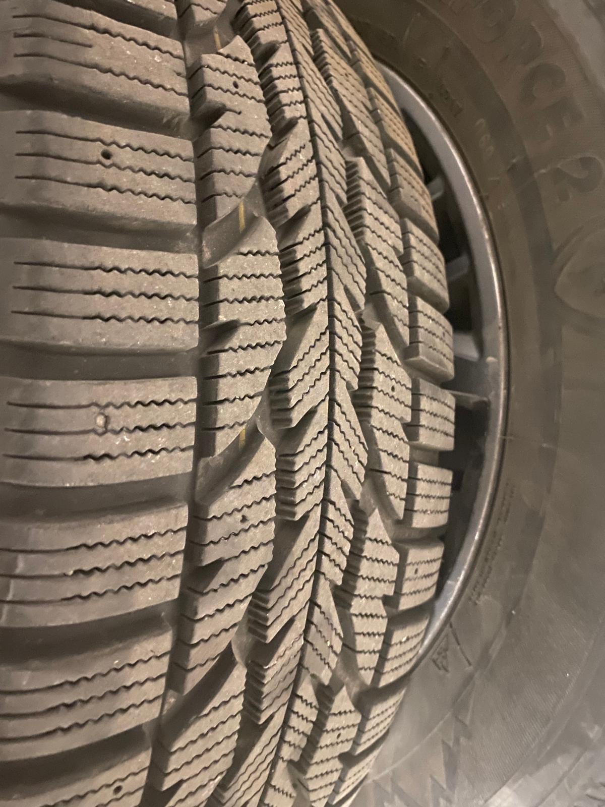 Winter tires 235 55R17 with rims (rims with sensors) image indicator(2)