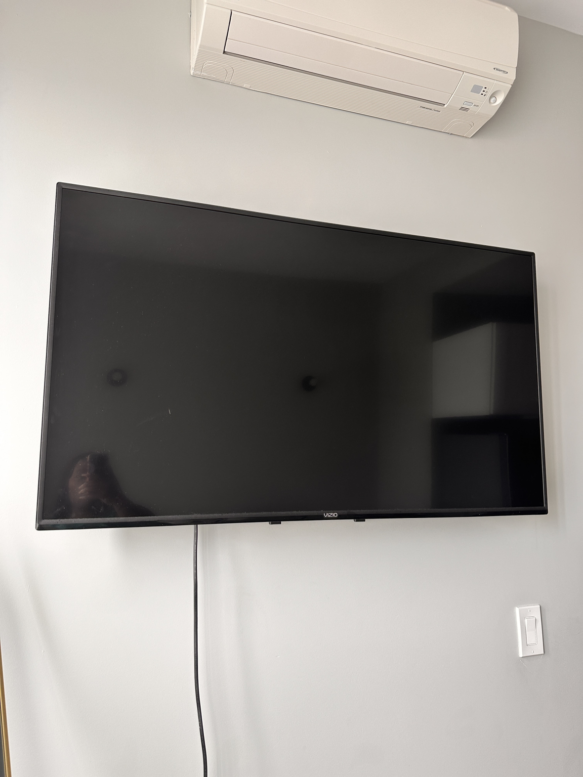 43 in Vizio Smart TV and Mount - photo 2