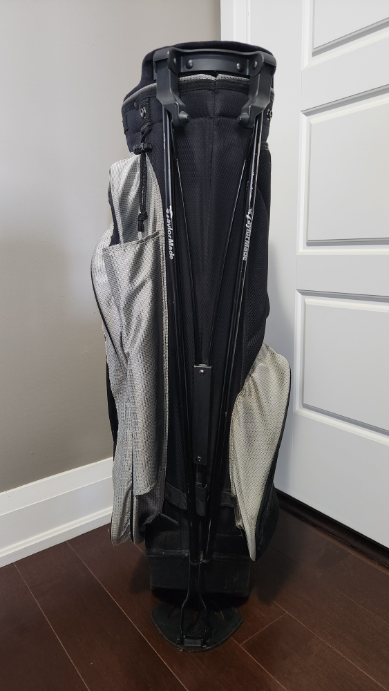 TaylorMade stand bag with rain hood image indicator(5)