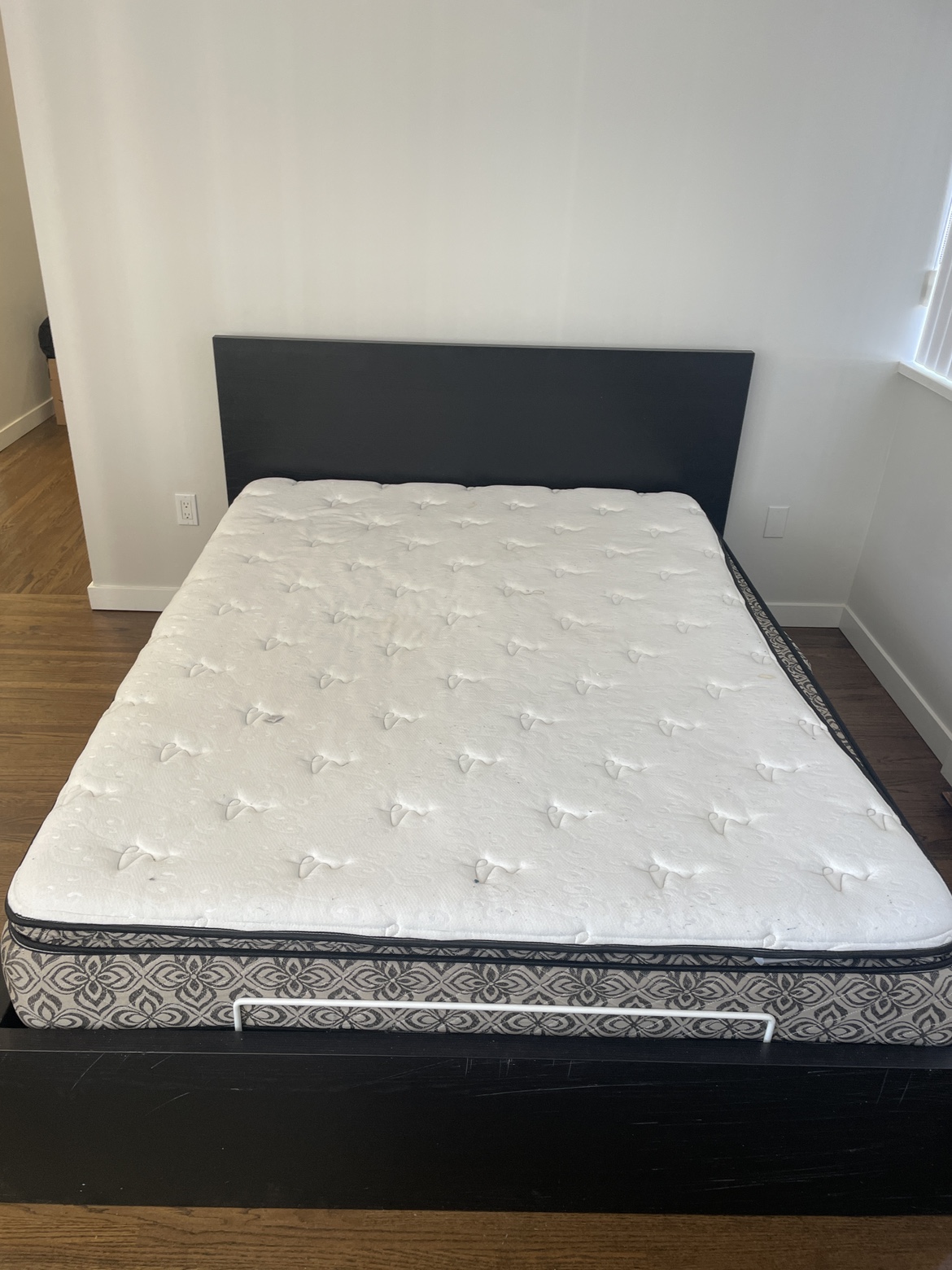 Queen bed + mattress Ikea brand - photo 3