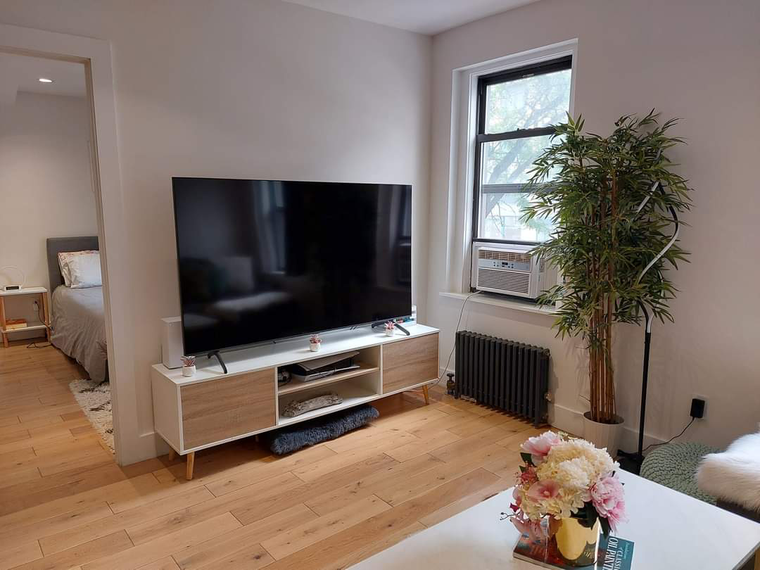 SAMSUNG 70'' class DU7200 LED 4K + TV stand - photo 3