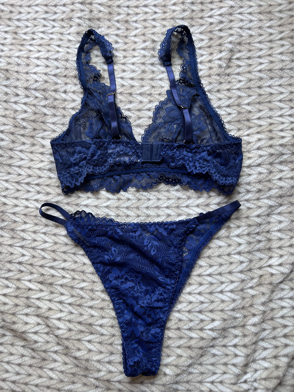 Brand New lingerie set (only available for 2 more days) image indicator(2)