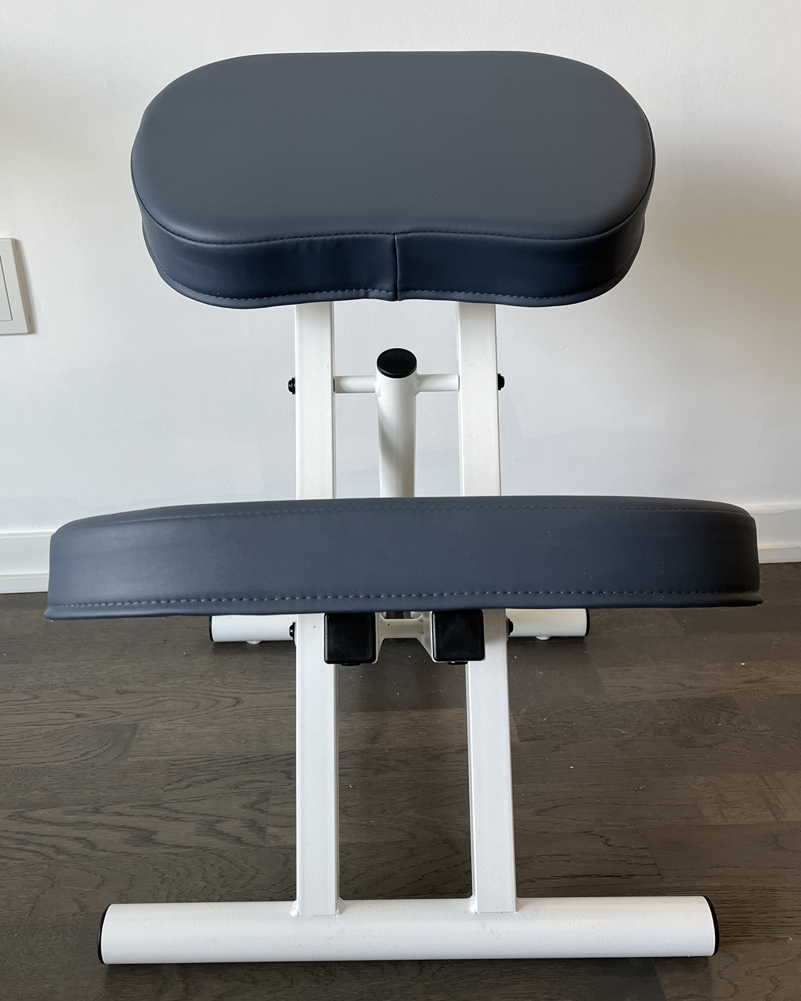 Ergonomic Kneeling Chair - White/Navy image indicator(3)