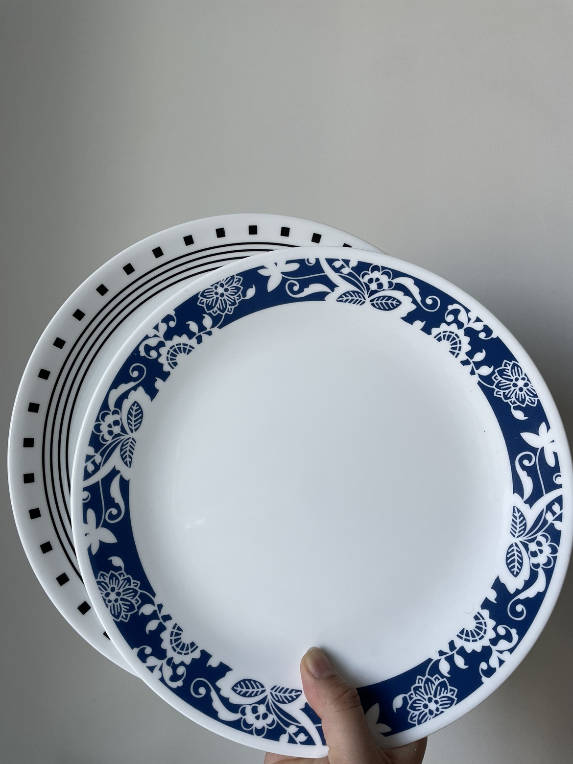 Mismatched Corelle plates - photo 3