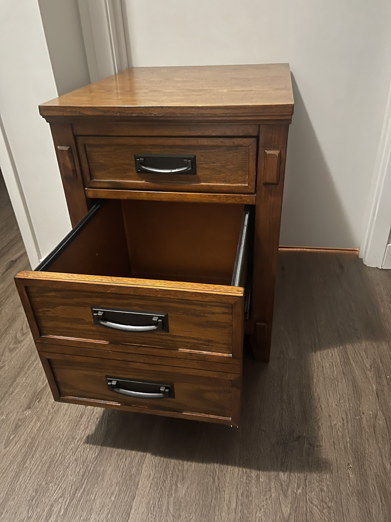 bedside table - photo 3