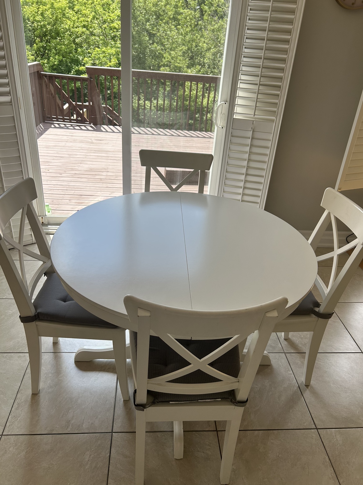 Extendable table and chairs