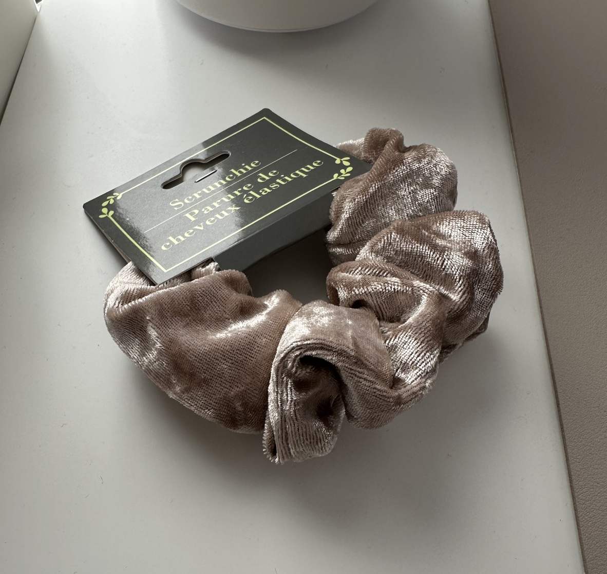 Velvet hair scrunchie • beige image indicator(3)