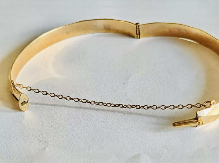 VINTAGE 1/5 9k GOLD BANGLE REINFORCED CORE & SAFETY CHAIN image indicator(3)