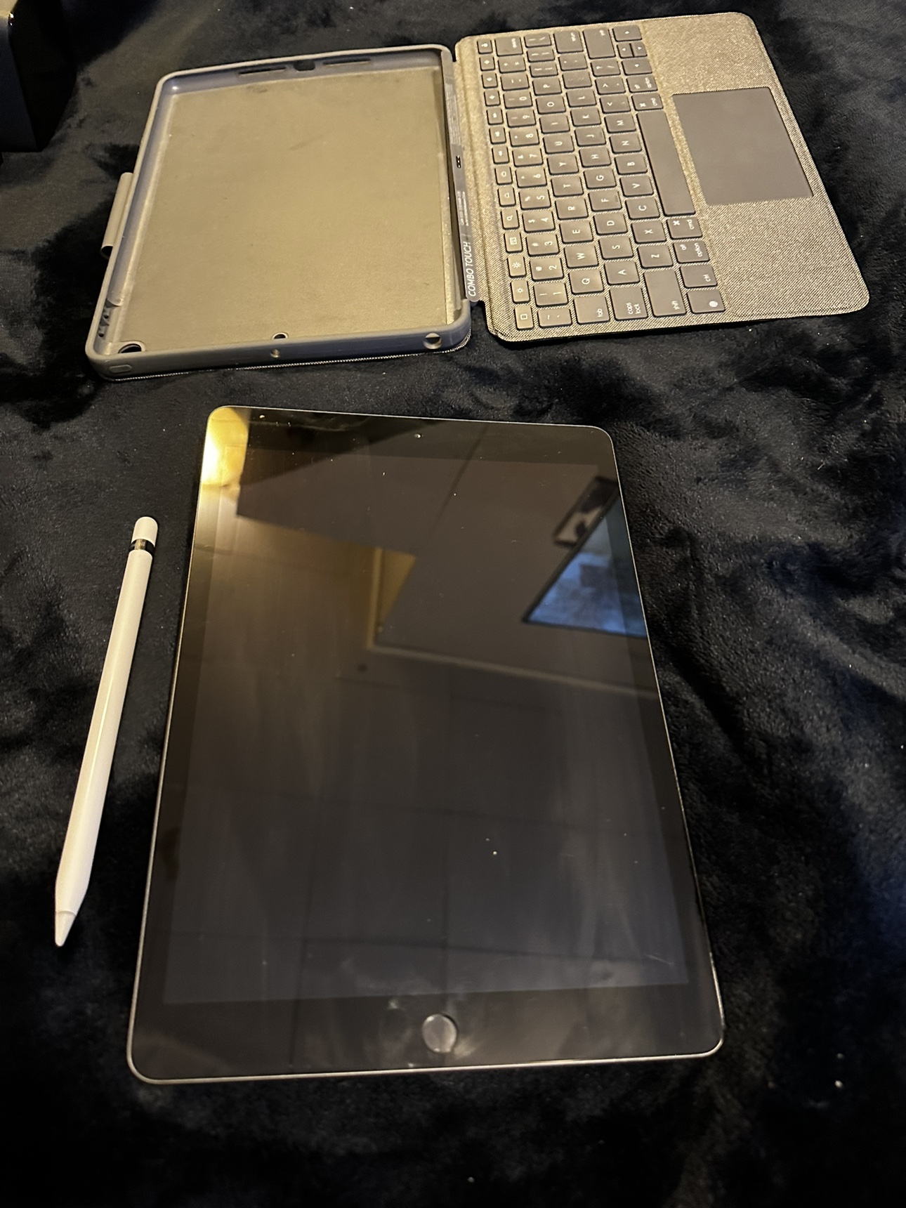 iPad 8th gen with apple pen and keyboard case