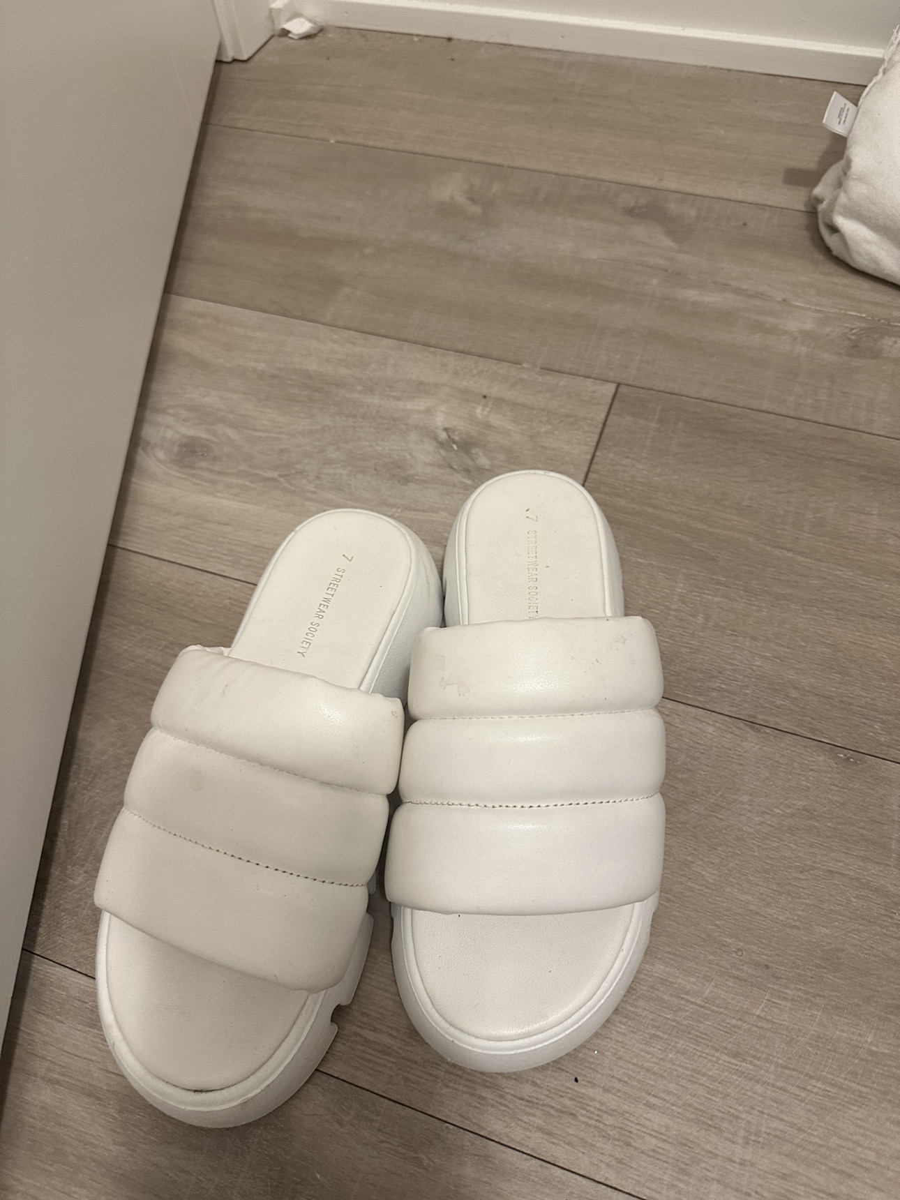 White sandals - photo 4