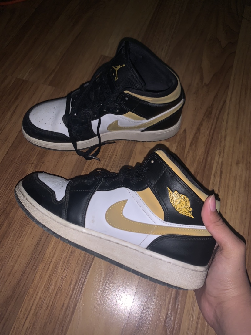 jordan 1 mid black yellow - photo 3