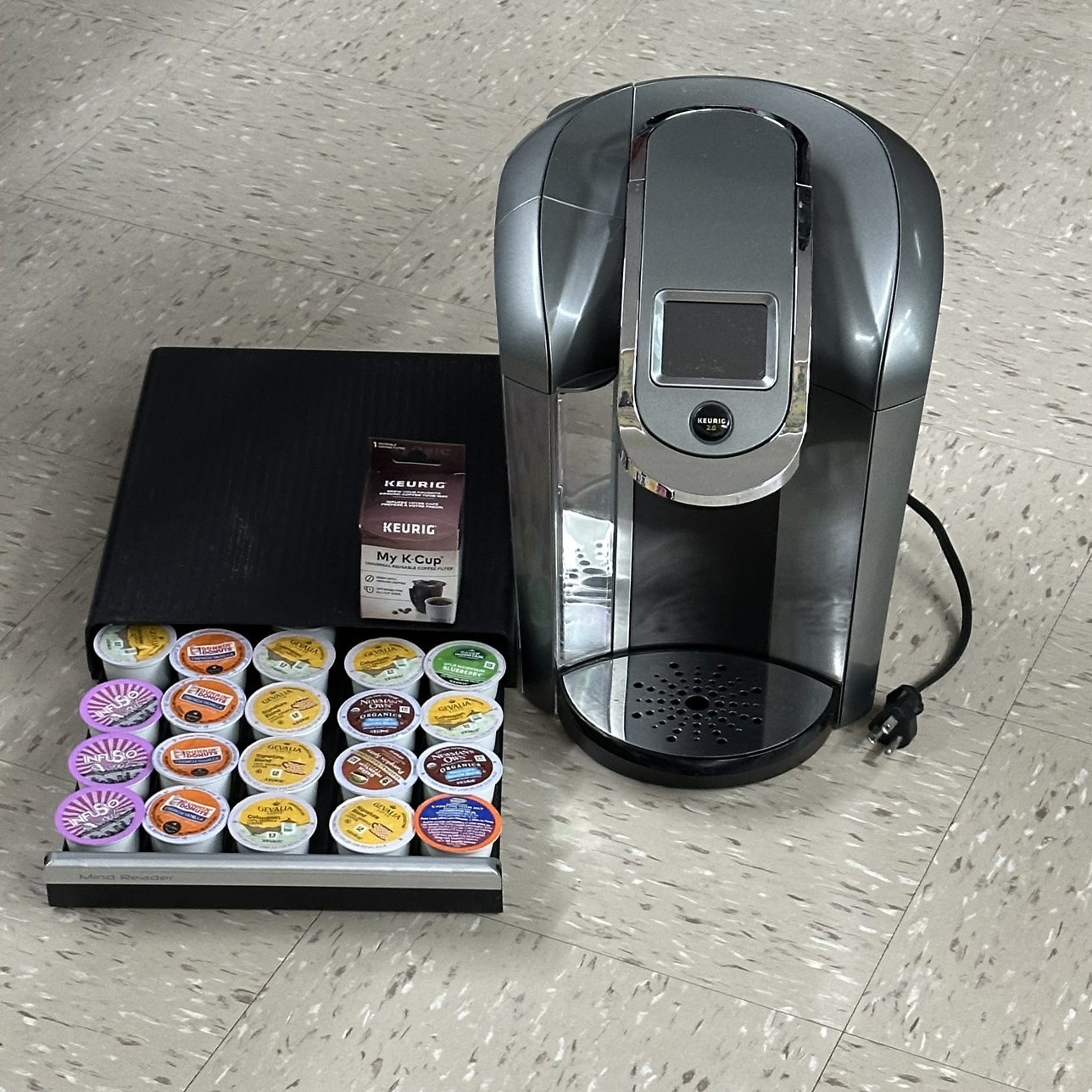 keurig 2.0 Coffee Machine + kcups + holder