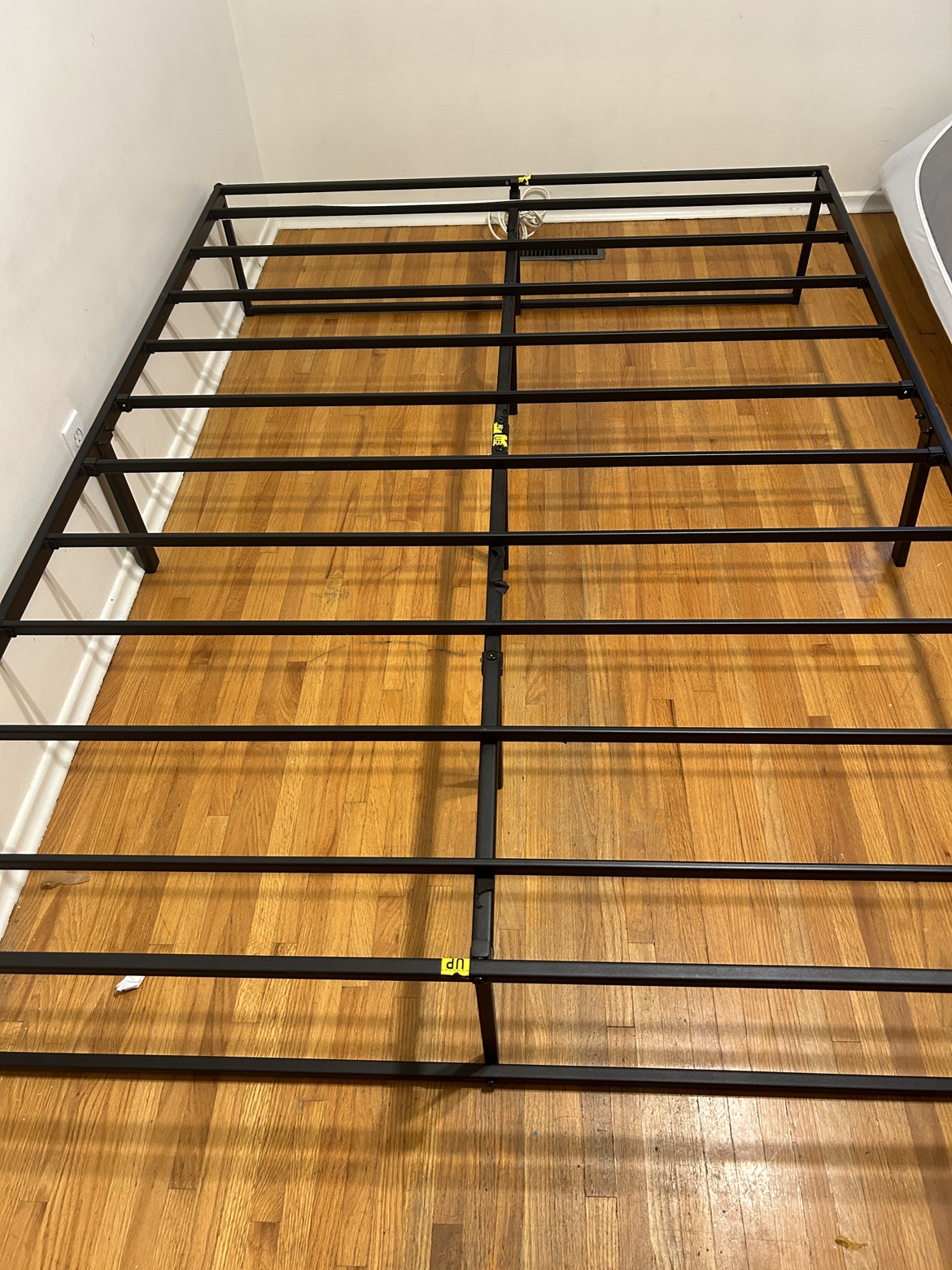 Queen metal bed frame - photo 3