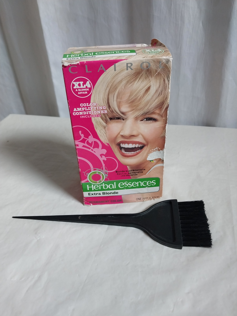 2 Bottles Hair Colour w/Applicator Brush. image indicator(2)