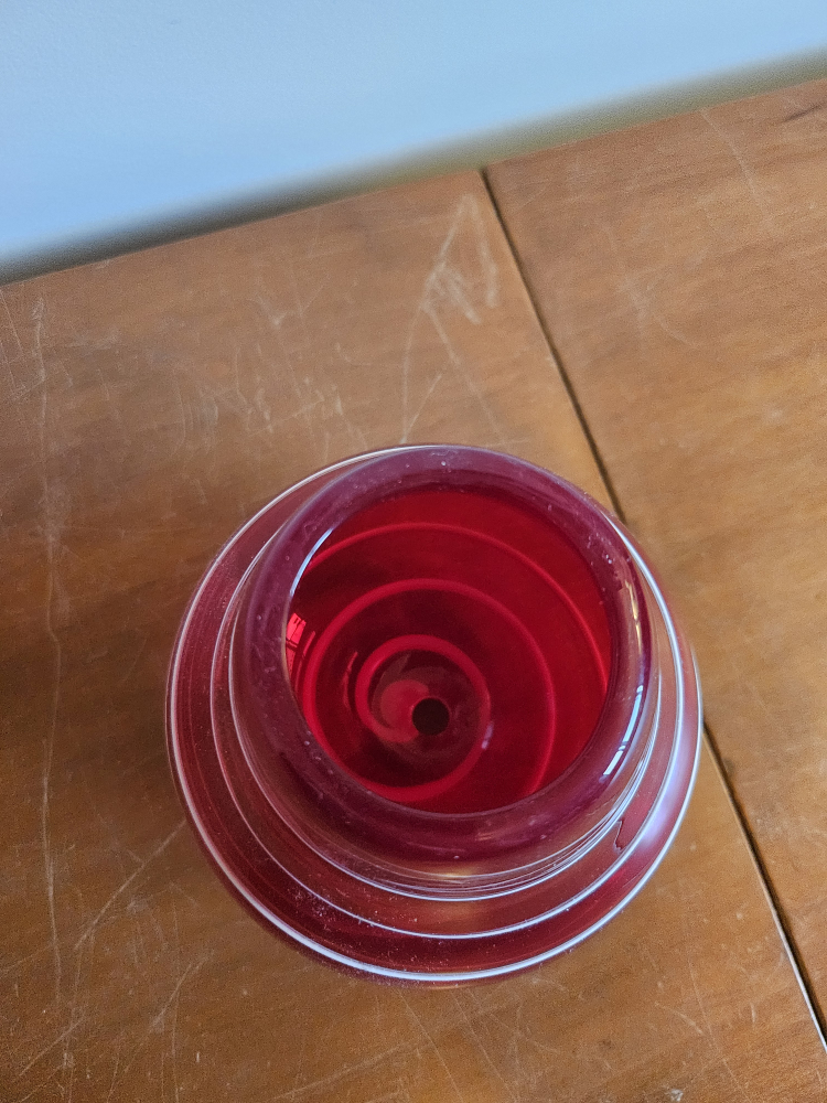 red vase (medium-sized) image indicator(4)