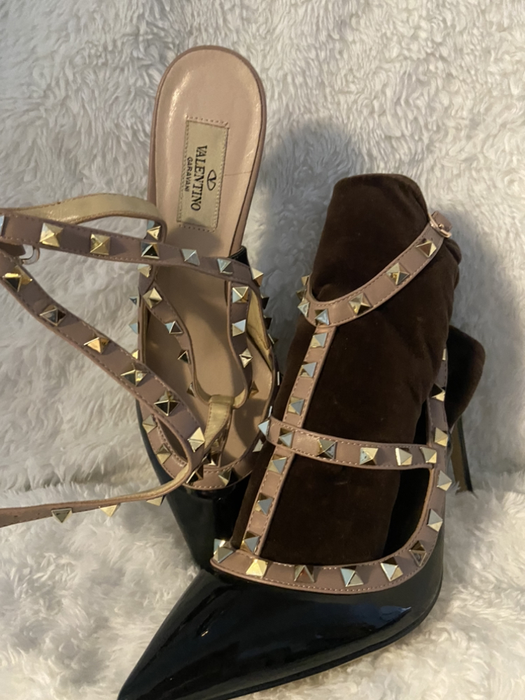 Brand new Valentino studded pumps! image indicator(5)
