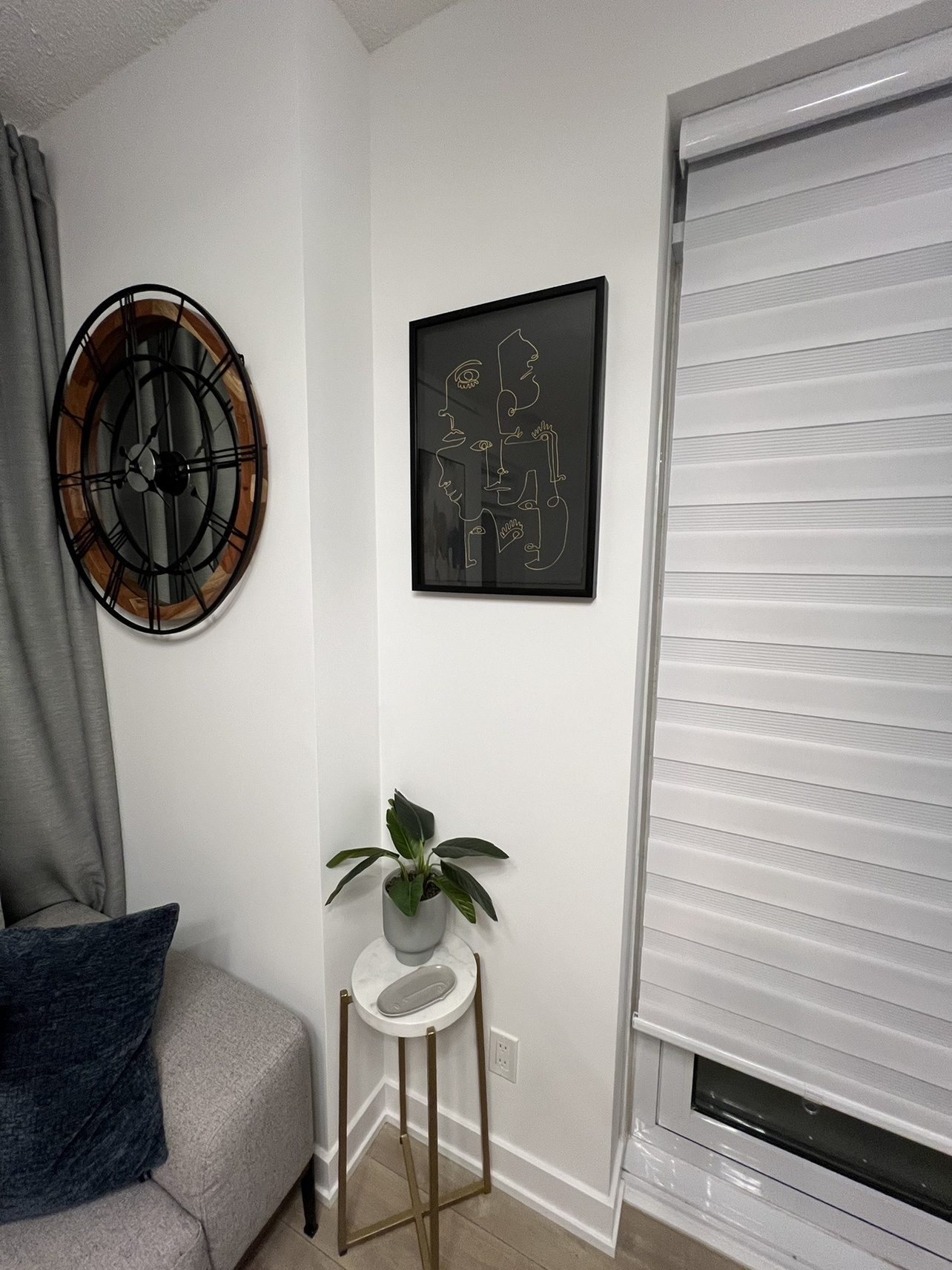 Picture Frame Minimalist - Black with Golden Faces Siluetee image indicator(2)