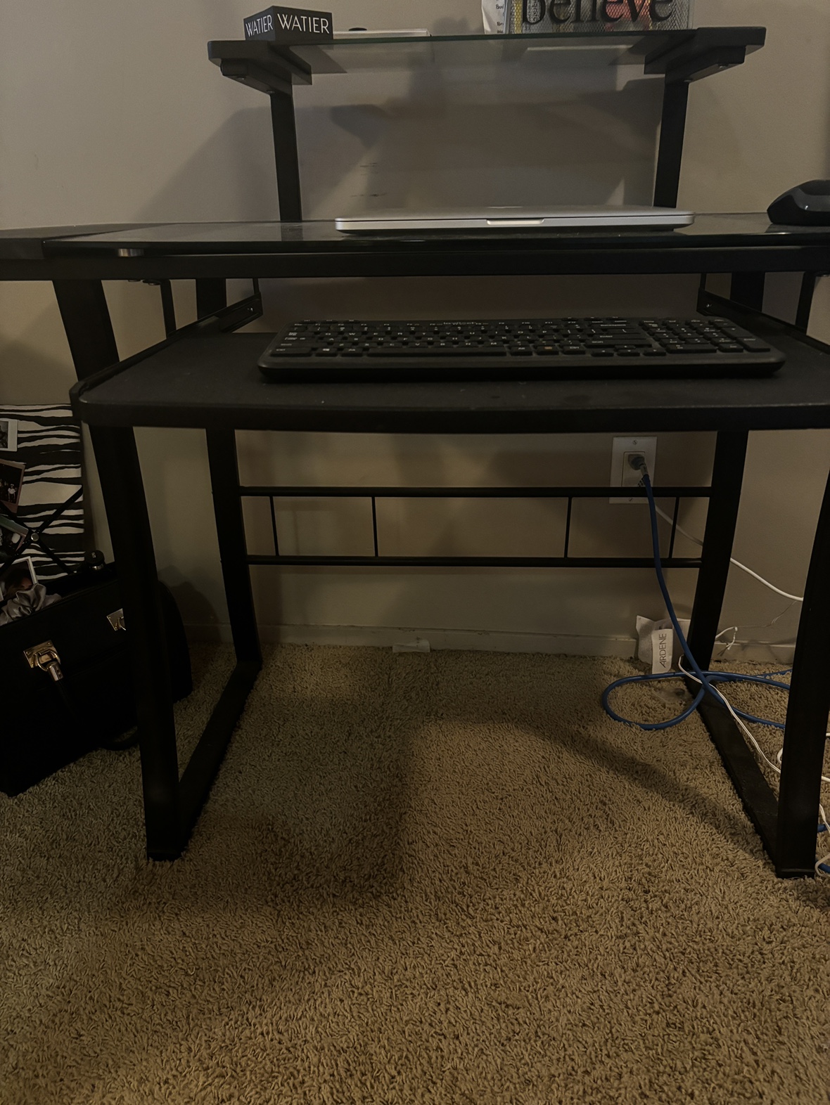 Desk - photo 3