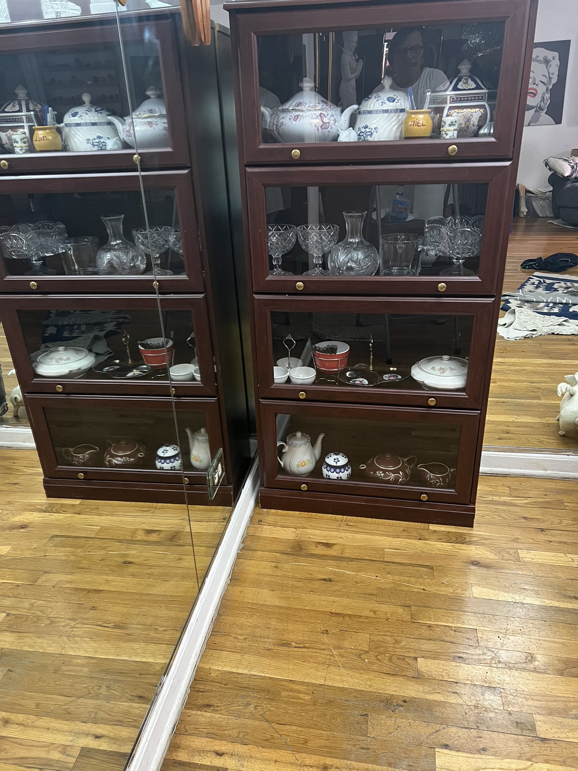 Barrister cabinet with 5 glass doors . 59H.13D.29w image indicator(9)