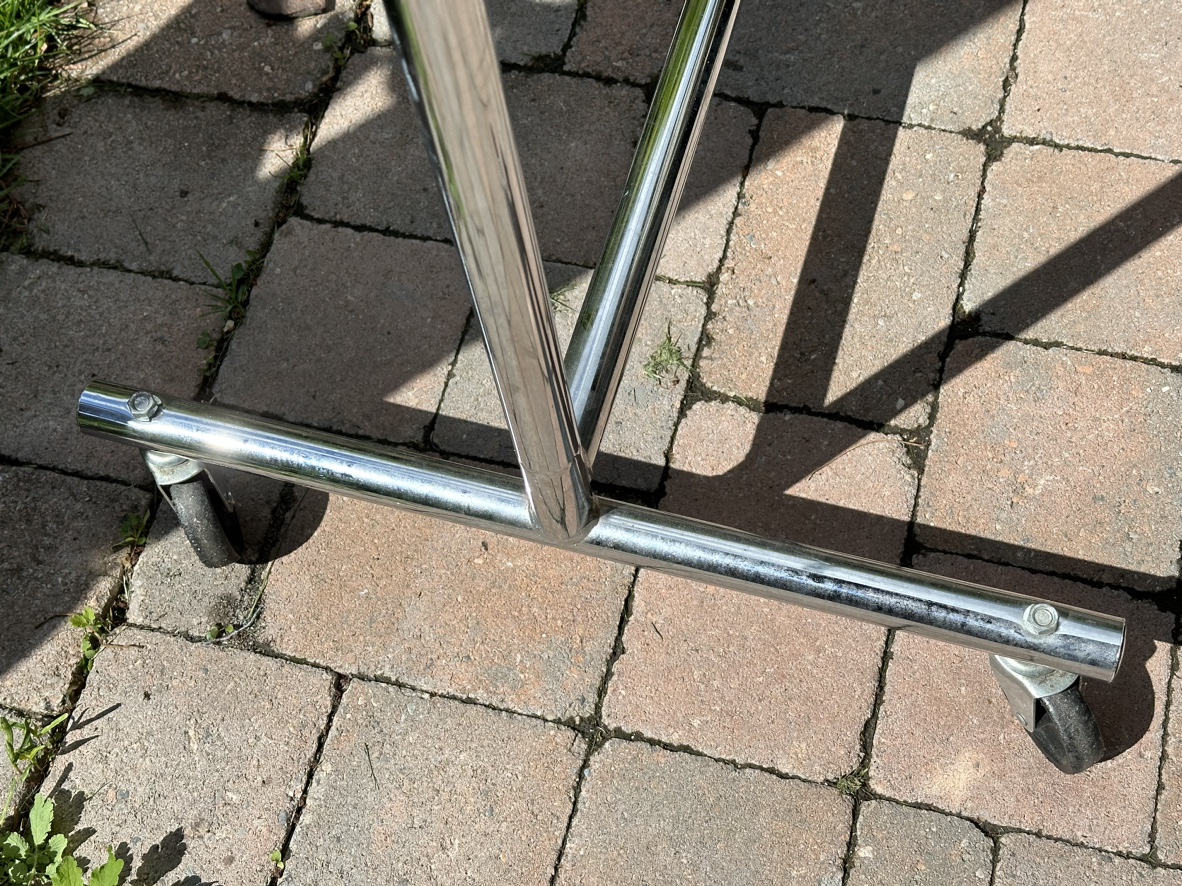 Clothing rack on wheels image indicator(3)