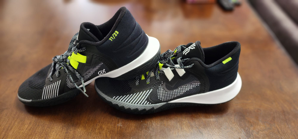 nike kyrie 5 size 9.5 image indicator(2)