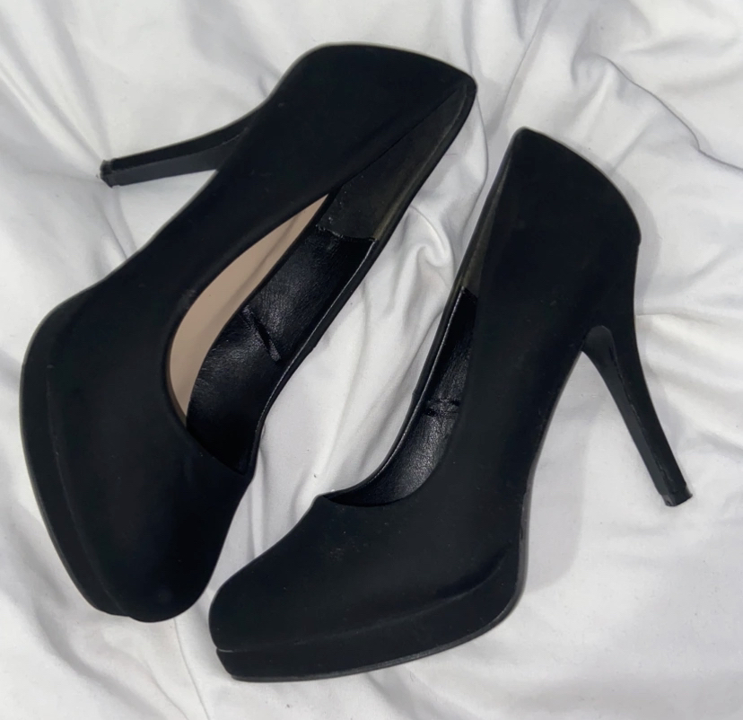 Heels Size 8 image indicator(4)
