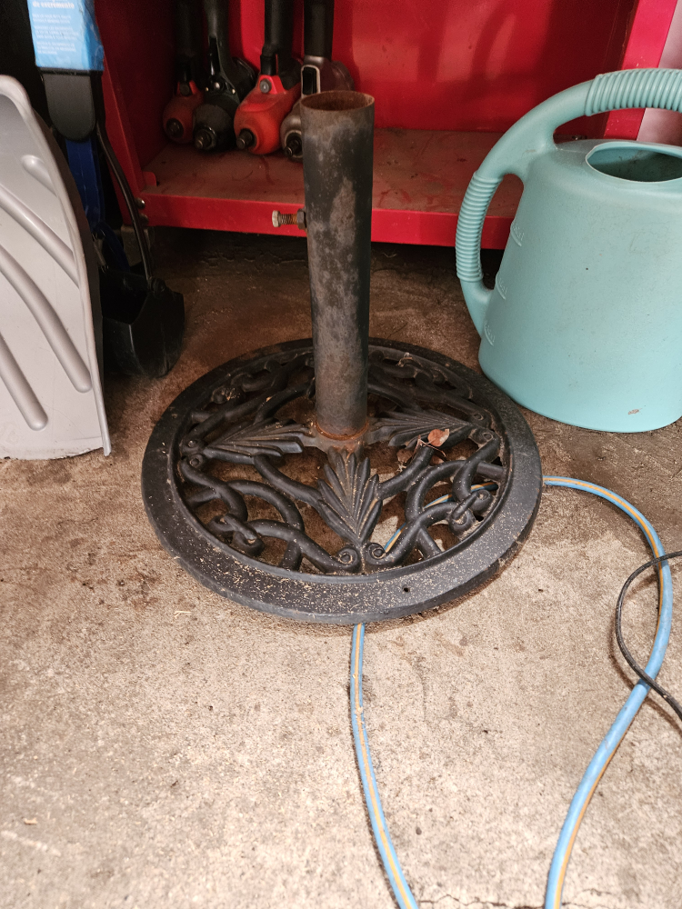 patio umbrella with castiron base - photo 2