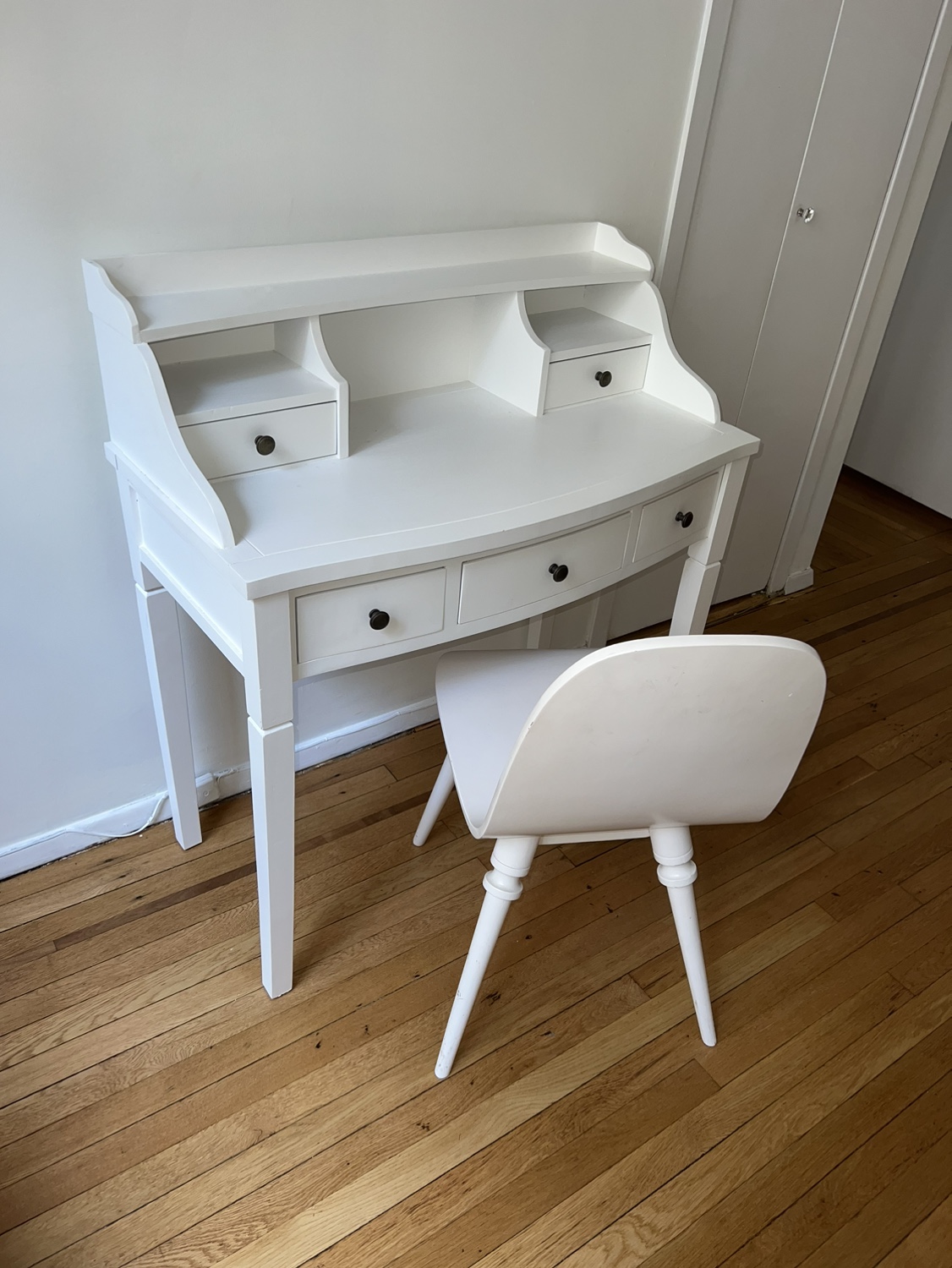 Desk - photo 2