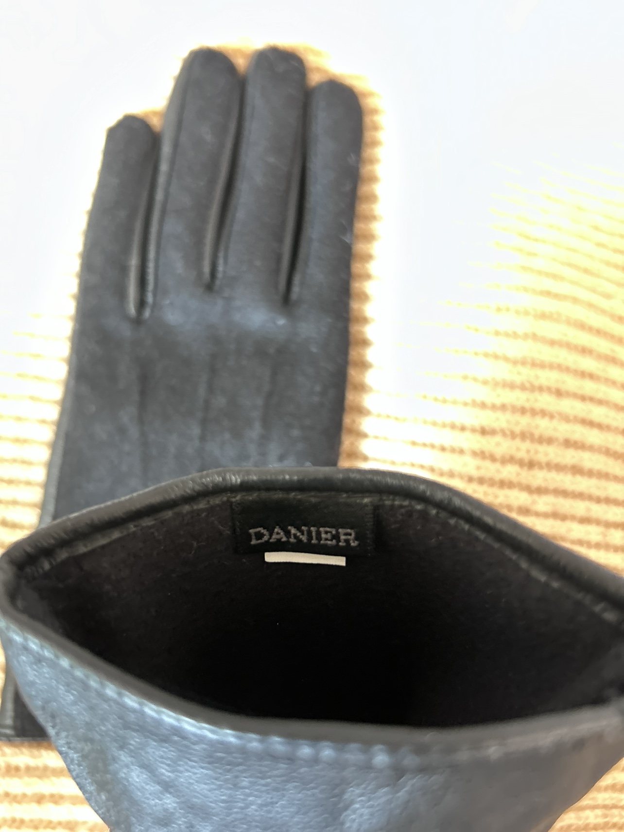 Danier leather and wool gloves sz. M image indicator(2)