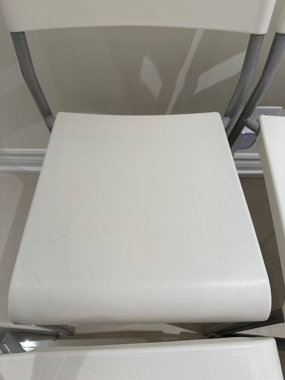 4 white plastic chairs - photo 4