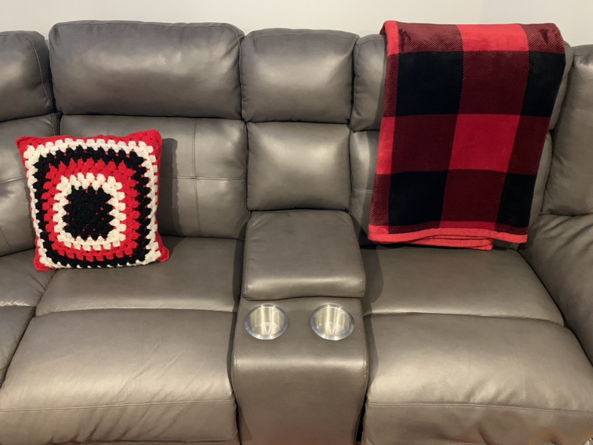 3 pc leather couch ( negotiable ) image indicator(5)