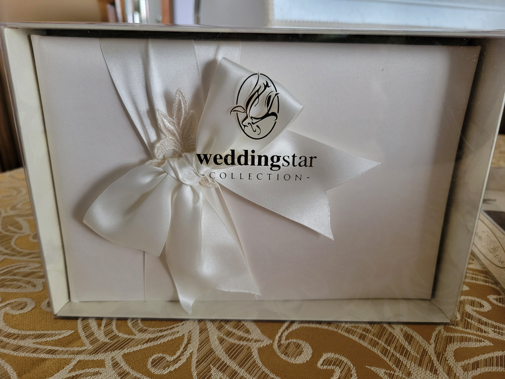 Wedding day accessories image indicator(5)