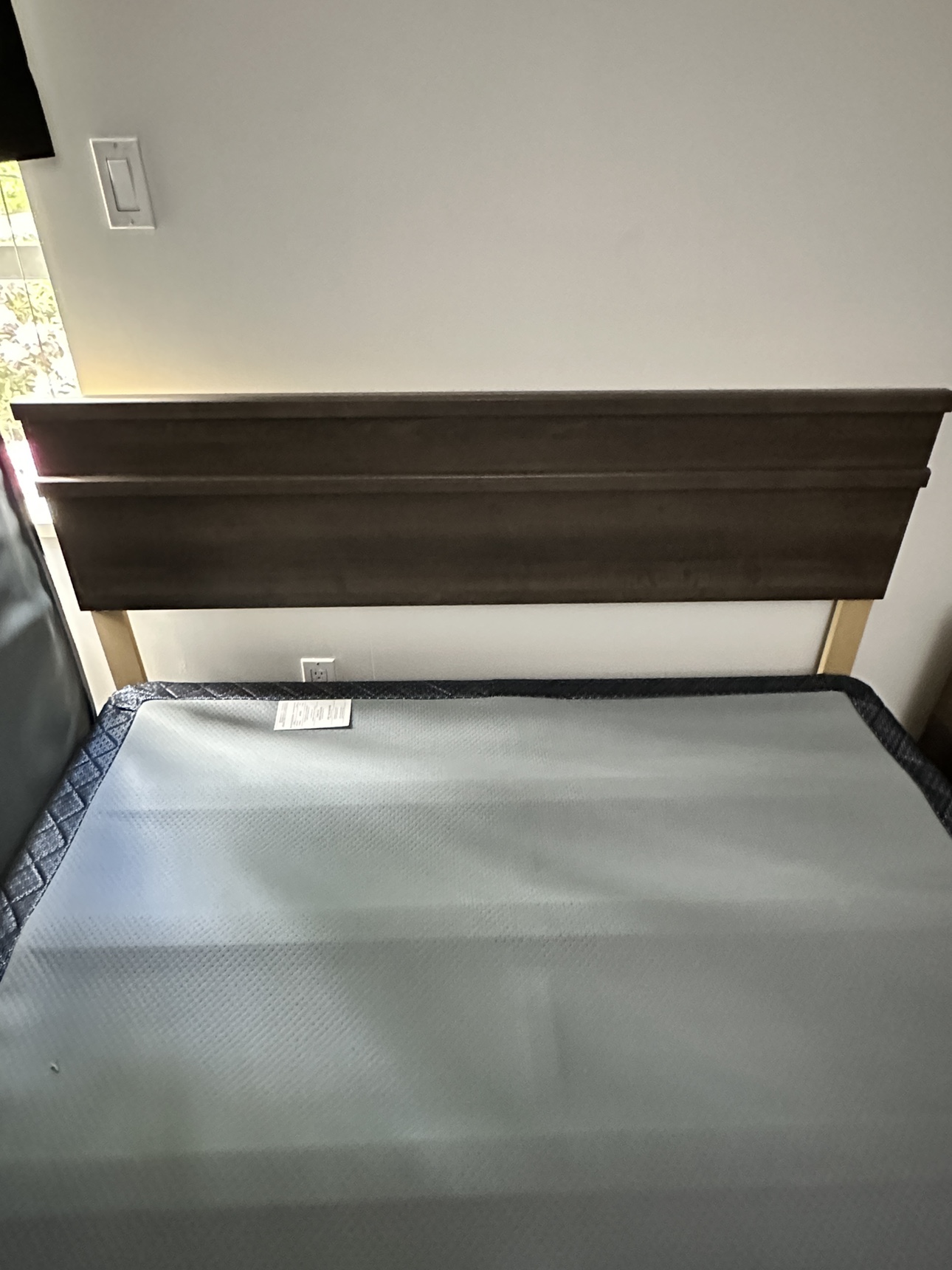 Beautiful Queen-Size Bedroom Set - Excellent Condition - photo 3