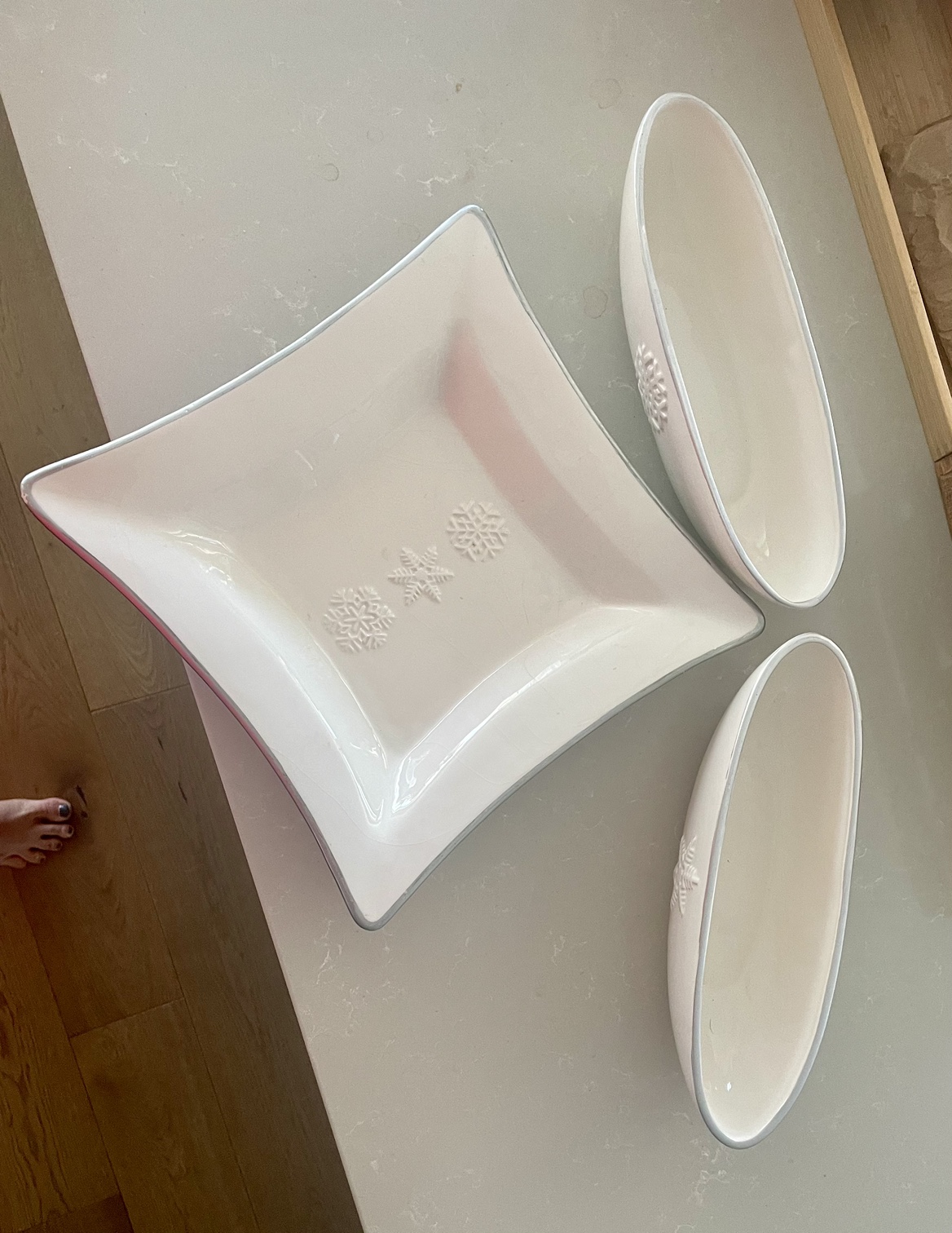 Ceramic serving plate and bowls