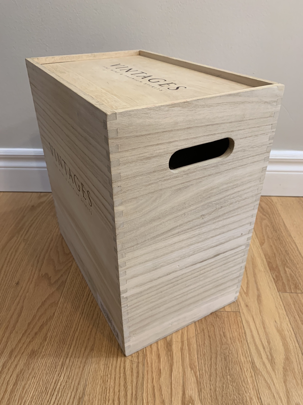 LCBO Vintages 6 Bottle Wine Crate image indicator(4)