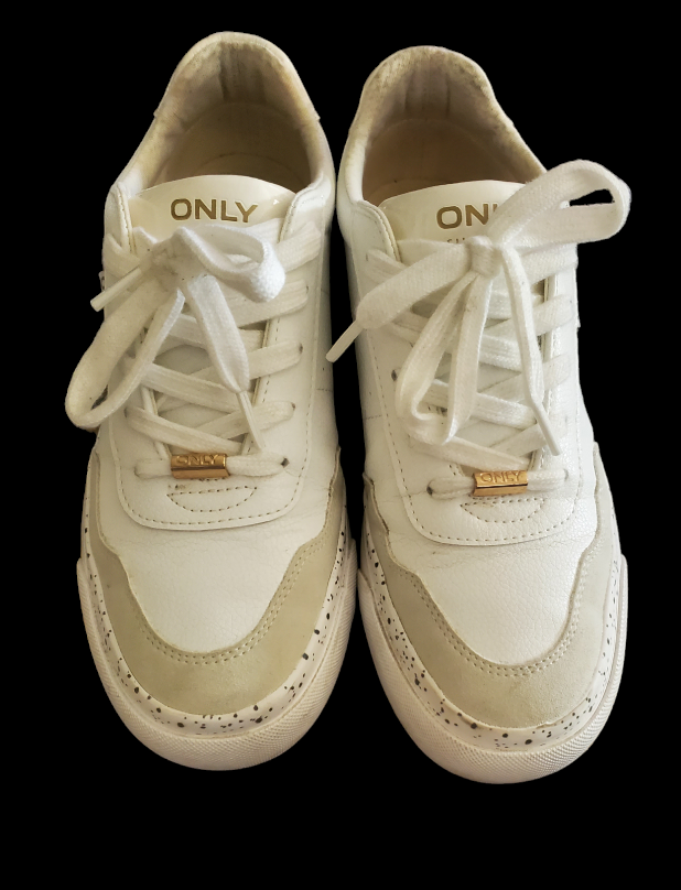 #12 White sneakers image indicator(2)
