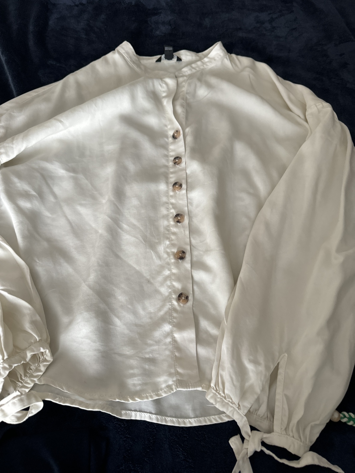 Beautiful women’s RW&co blouse size medium thumbnail