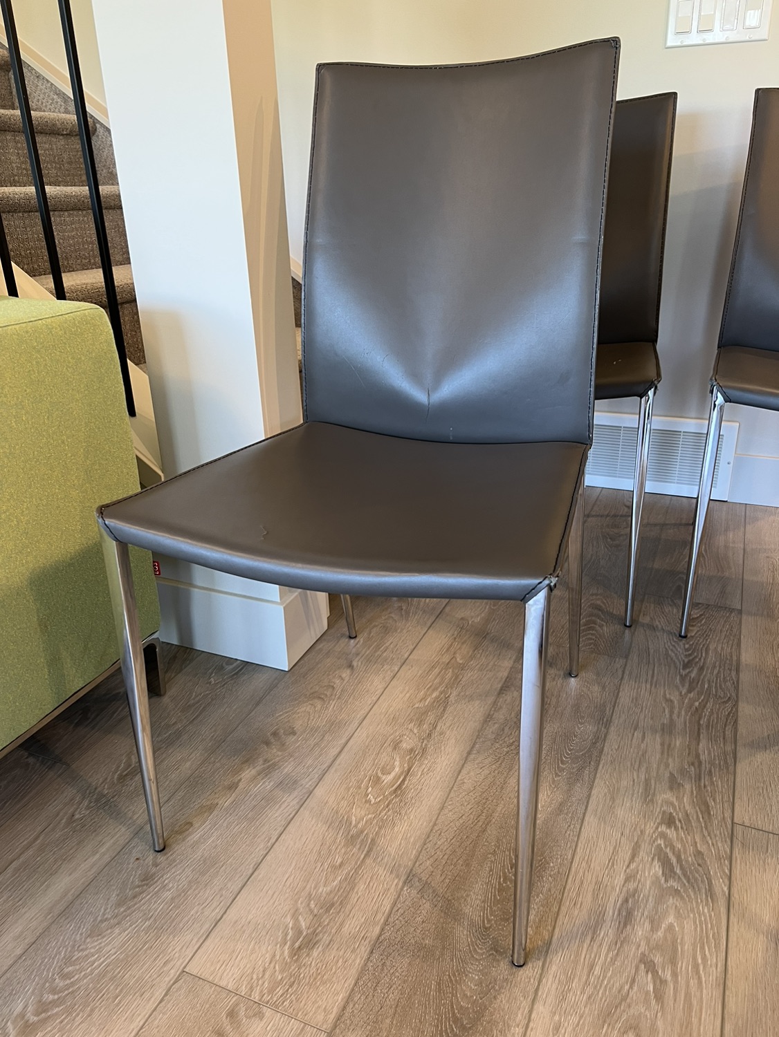 Dining chairs 4 x $40each - photo 3