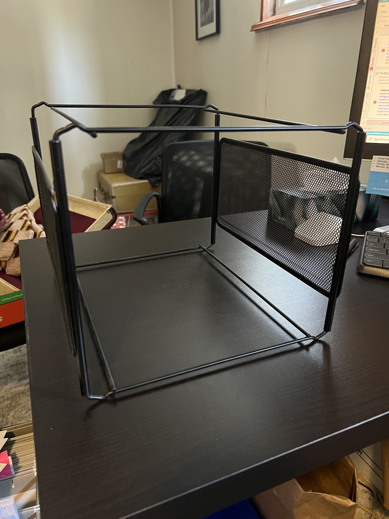 Hanging file holder