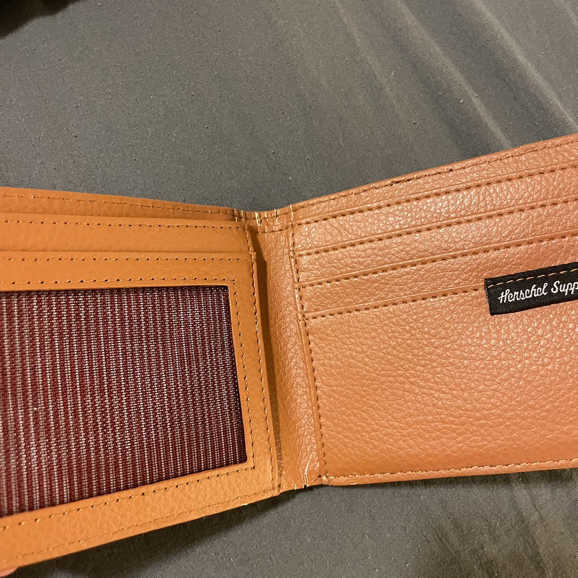 Herschel Wallet image indicator(2)