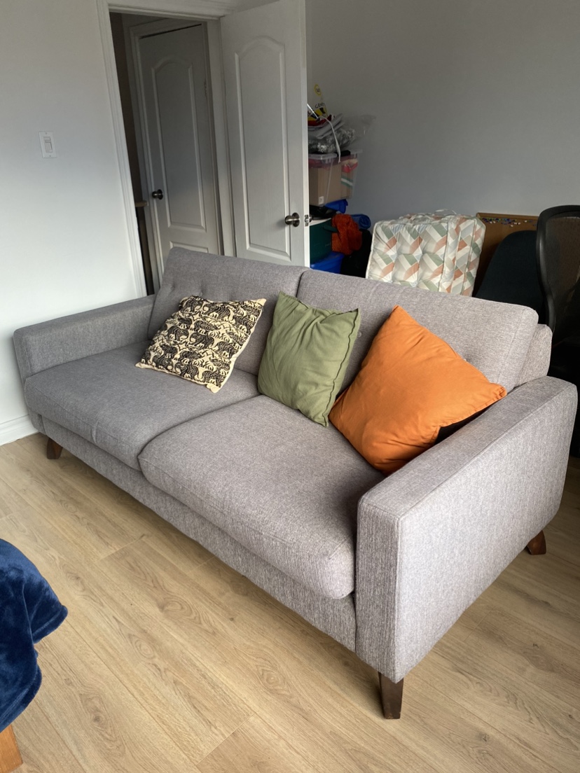 Three-seater comfy couch