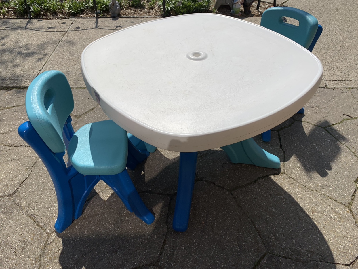 Step 2 table with 2 chairs no umbrella