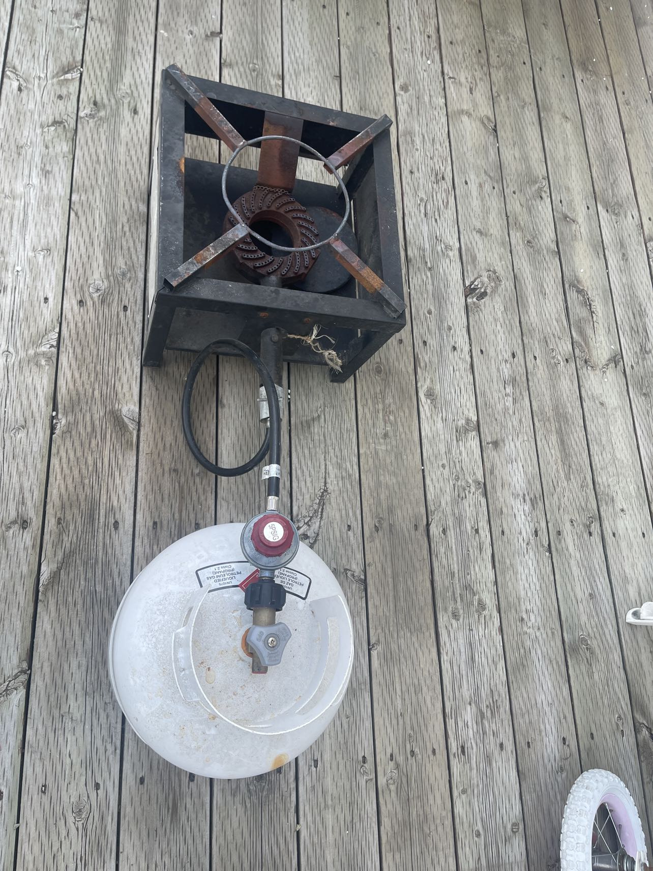 Cooking stove with cylinder