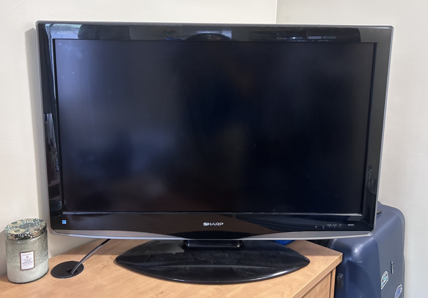 Sharp liquid crystal 37” AQUOS LCD HDTV image indicator(2)