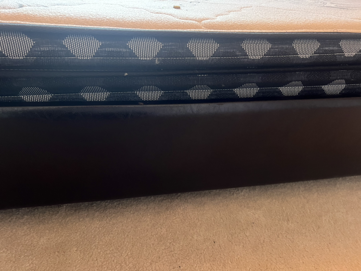 Queen sized bed - photo 4
